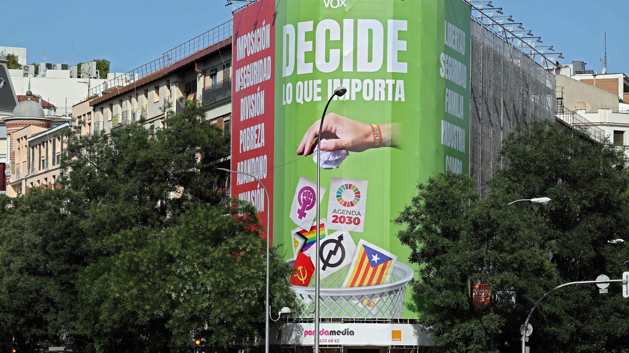 Plakat des Anstoßes: Die Wahlwerbung der von Santiago Abascal geführten Partei Vox übt deutliche Kritik unter anderem an den Plänen Agenda der UN und der Gleichstellung von Frauen.