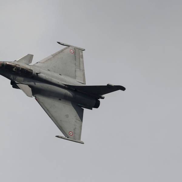 Ein französischer Kampfjet vom Typ Rafale fliegt am Himmel.