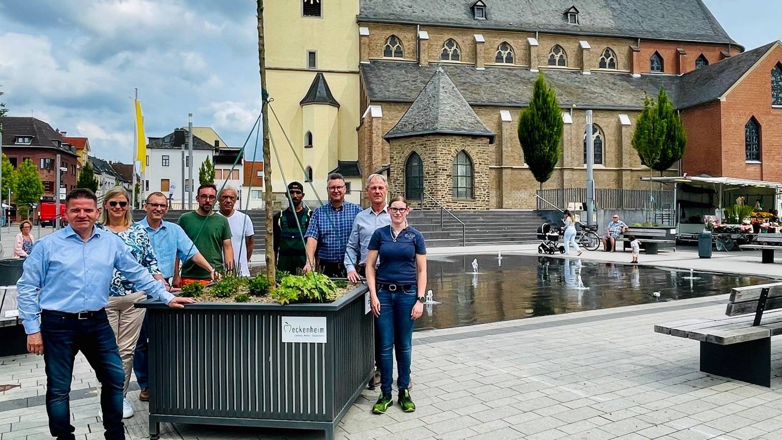 Meckenheim Kirchplatz
neue Pflanzkübel
insgesamt 20 in der Stadt aufgestellt
jr
li BM Holger Jung