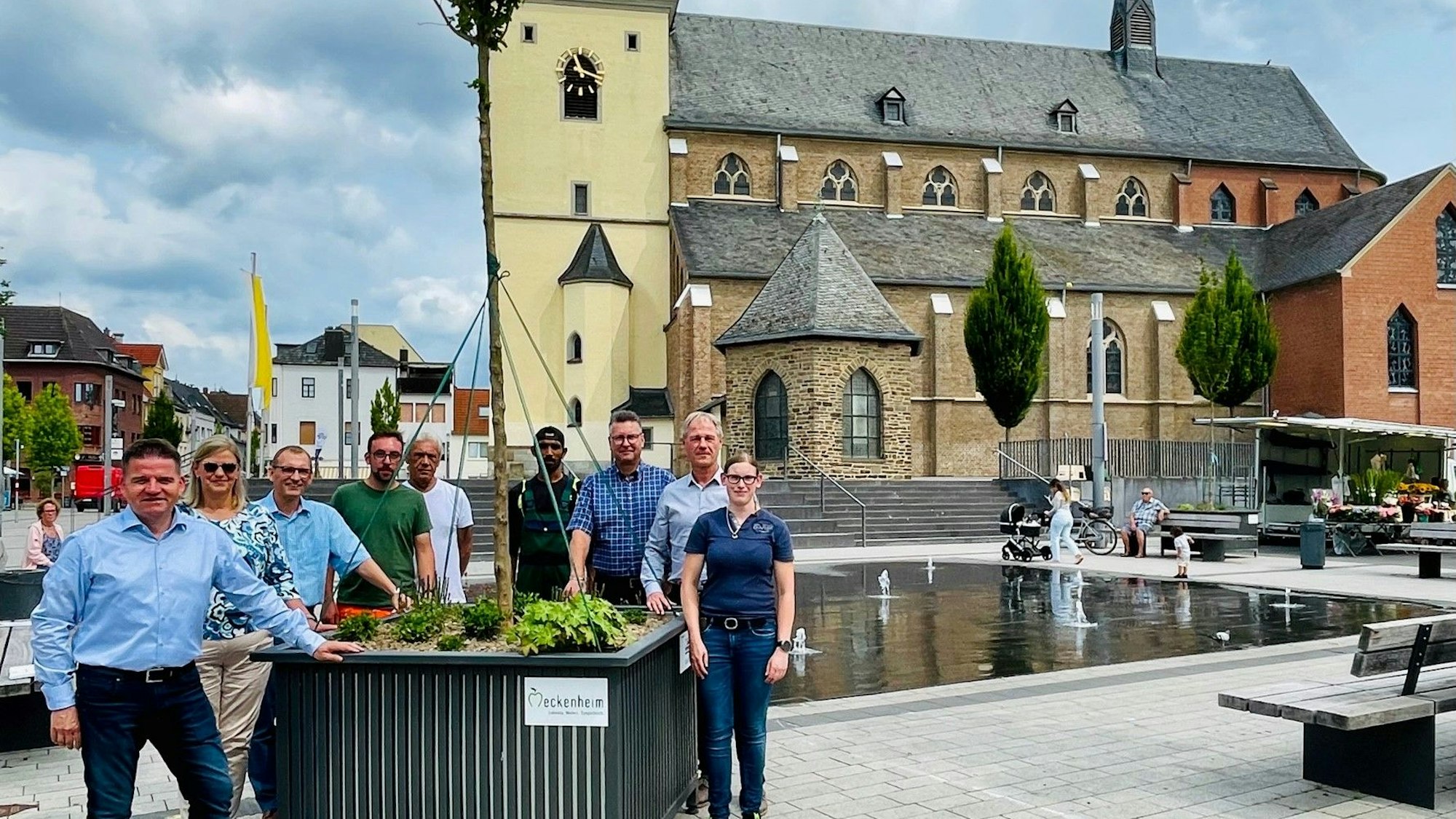 Meckenheim Kirchplatz
neue Pflanzkübel
insgesamt 20 in der Stadt aufgestellt
jr
li BM Holger Jung
