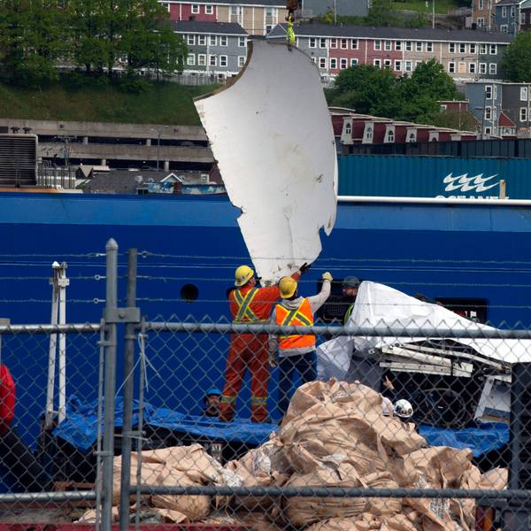Trümmer des Titan-Tauchboots, das vom Meeresboden in der Nähe des Wracks der Titanic geborgen wurde, werden am Mittwoch, 28. Juni 2023, am Pier der kanadischen Küstenwache in St. John's, Neufundland, vom Schiff Horizon Arctic entladen.