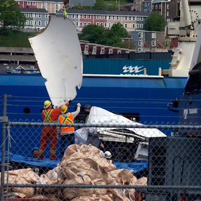 Trümmer des Titan-Tauchboots, das vom Meeresboden in der Nähe des Wracks der Titanic geborgen wurde, werden am Mittwoch, 28. Juni 2023, am Pier der kanadischen Küstenwache in St. John's, Neufundland, vom Schiff Horizon Arctic entladen.