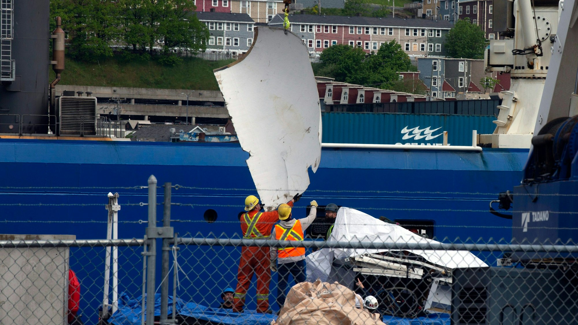Trümmer des Titan-Tauchboots, das vom Meeresboden in der Nähe des Wracks der Titanic geborgen wurde, werden am Mittwoch, 28. Juni 2023, am Pier der kanadischen Küstenwache in St. John's, Neufundland, vom Schiff Horizon Arctic entladen.
