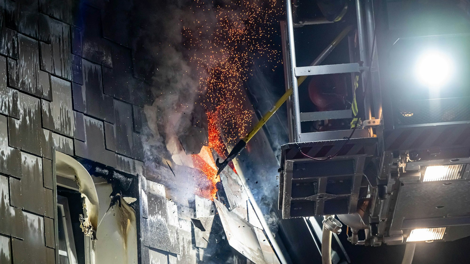 Hinter der Fassade des Hauses glüht der Dachstuhl.