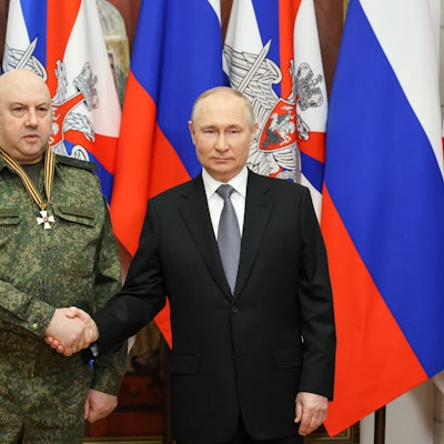 General Surowikin und Wladimir Putin schütteln sich die Hände.