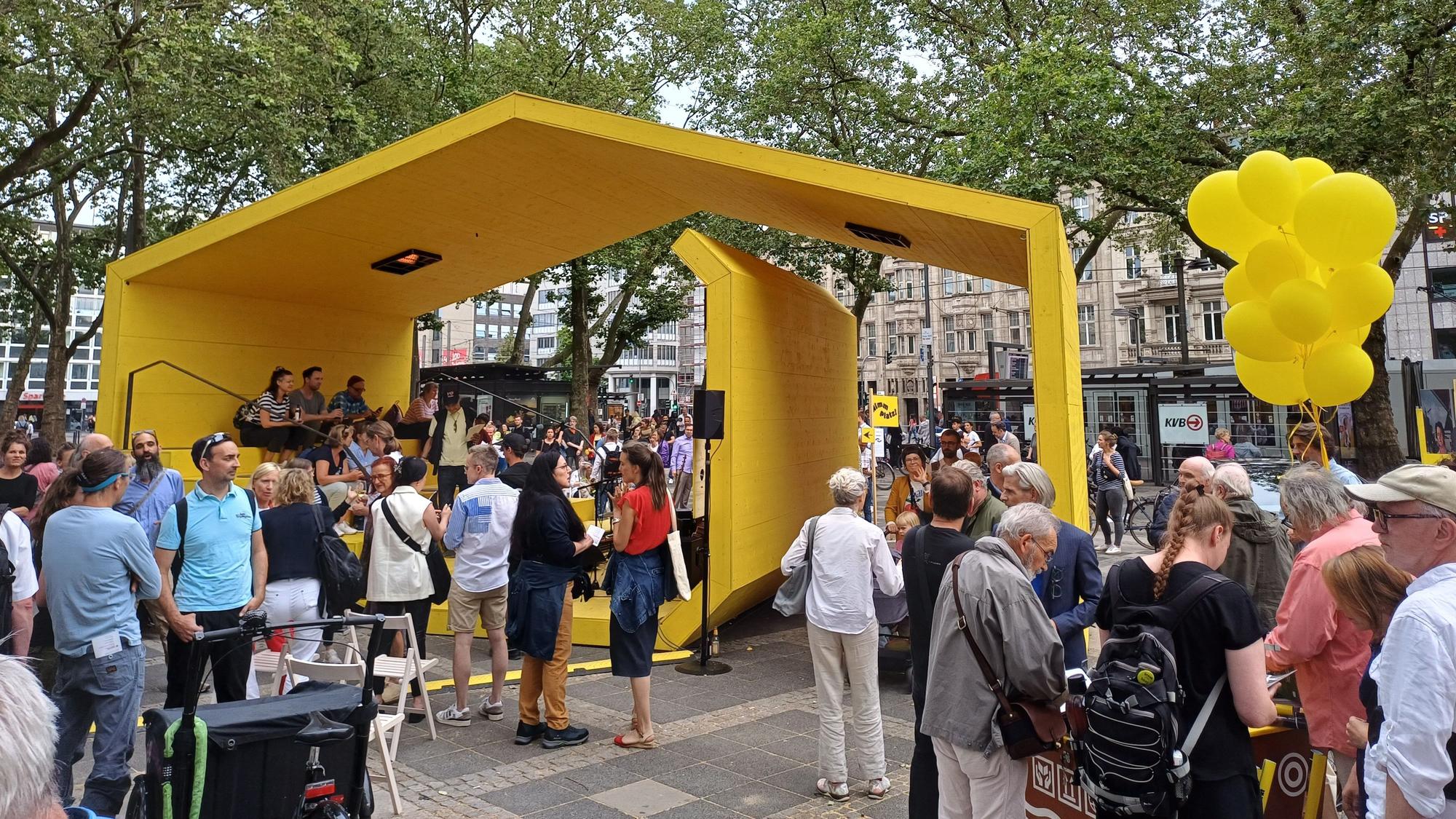 Eine andere Art von Betrieb herrschte bei der Eröffnung des Pavillons auf dem Neumarkt.