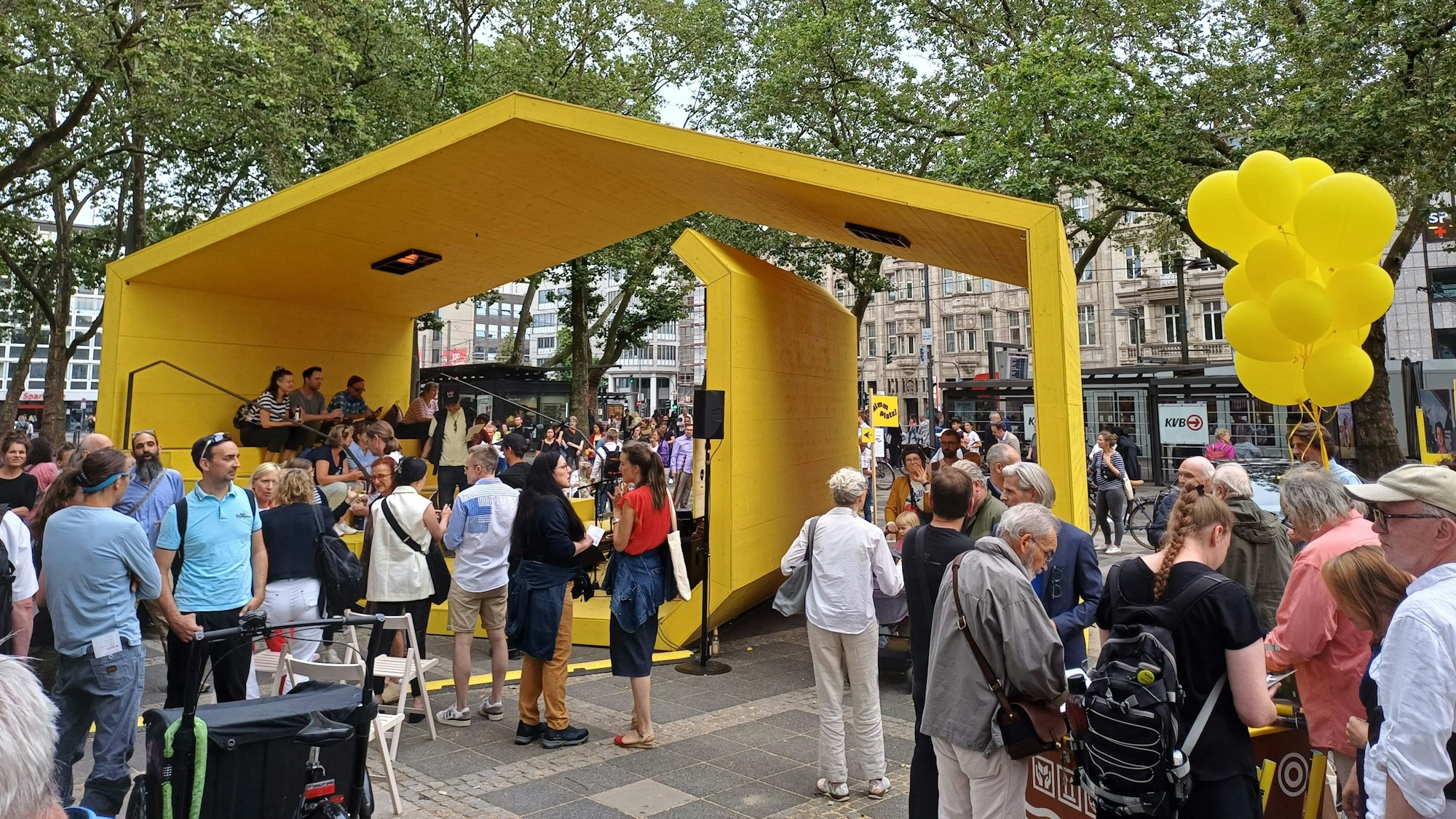 Eine andere Art von Betrieb herrschte bei der Eröffnung des Pavillons auf dem Neumarkt.