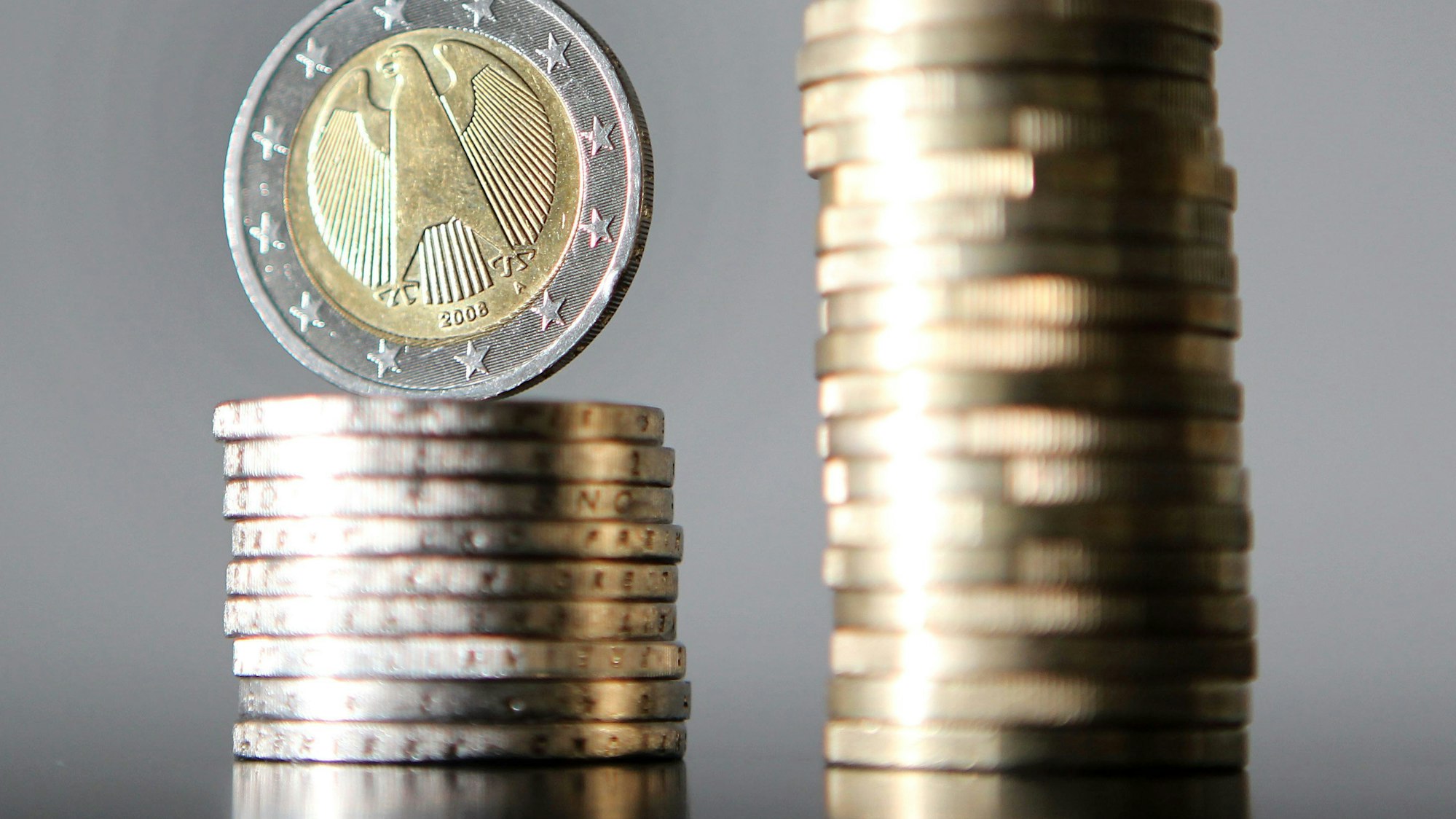 Euro-Münzen sind gestapelt.