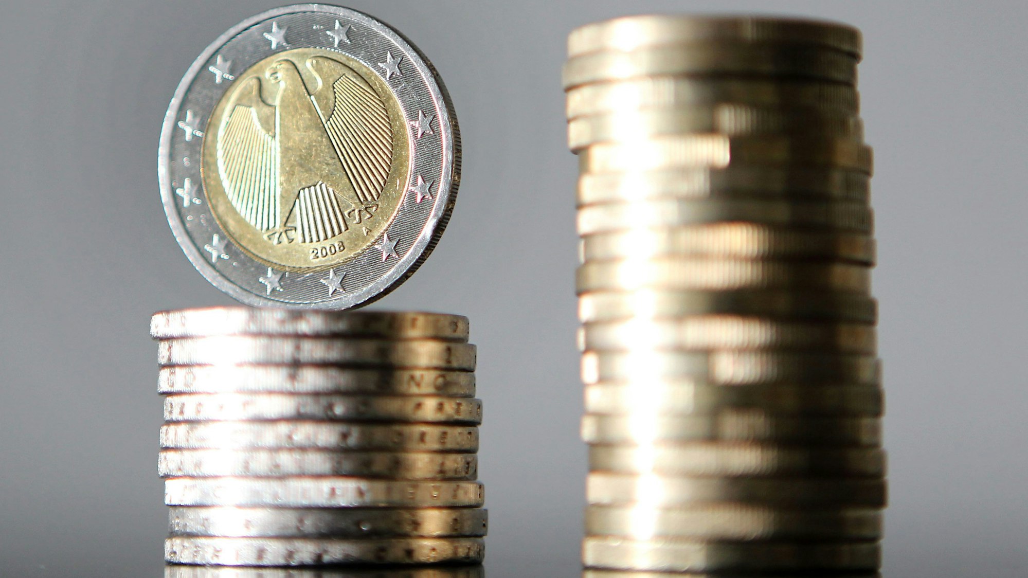 ILLUSTRATION - Euro-Münzen sind gestapelt.