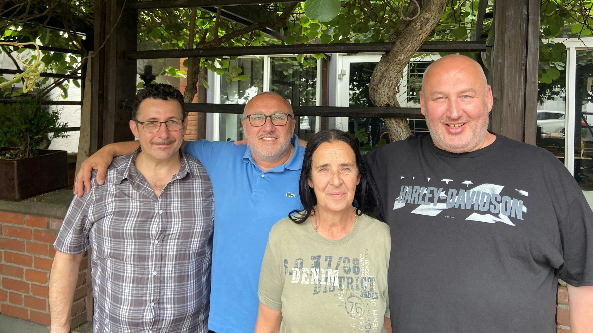 Auf dem Bild sind die Gastronomen zu sehen, die das Bielo eröffneten.