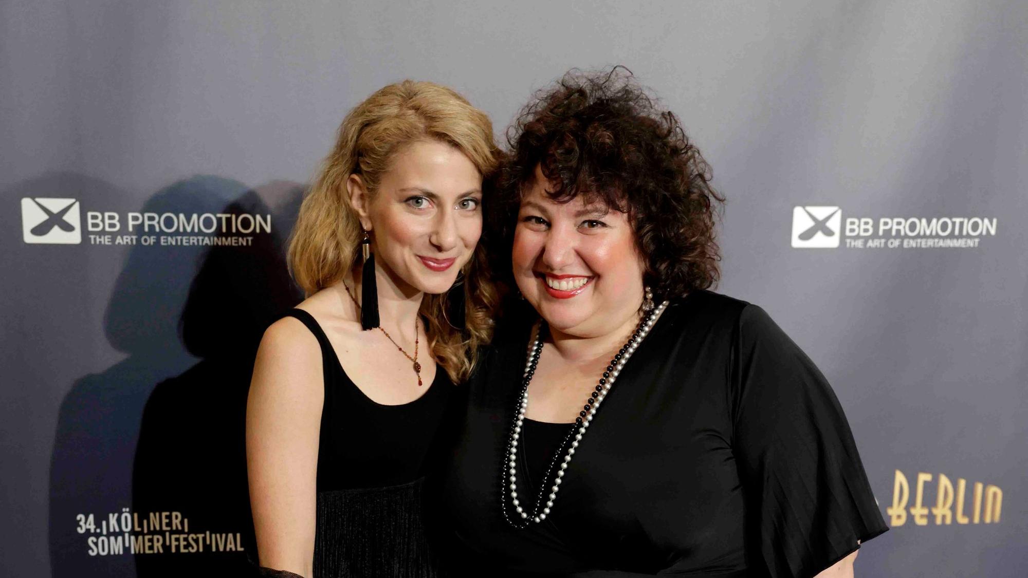 Komikerin und Schauspielerin Meltem Kaptan mit ihrer Schwester Derya.