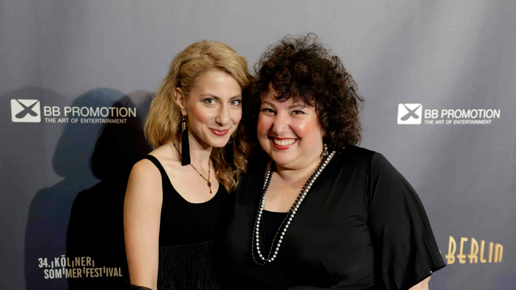 Komikerin und Schauspielerin Meltem Kaptan mit ihrer Schwester Derya.