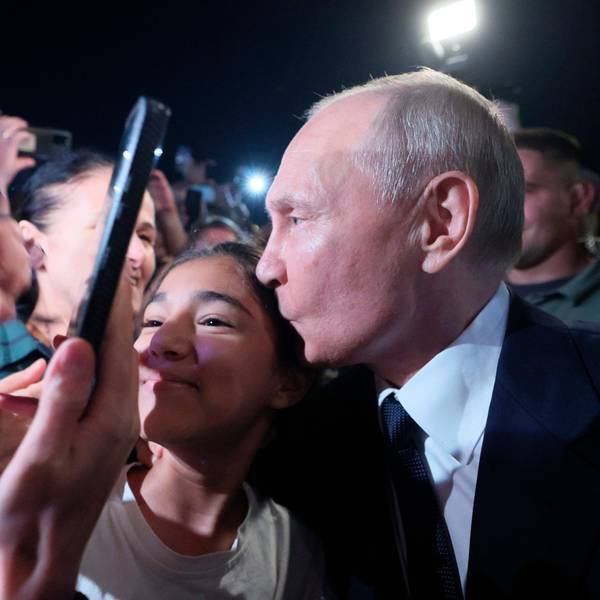 Ein seltener Anblick, vom Kreml selbst veröffentlicht: Wladimir Putin küsst ein Mädchen aus Dagestan bei seiner Reise in den Nordkaukasus im südlichen Teil Russlands.