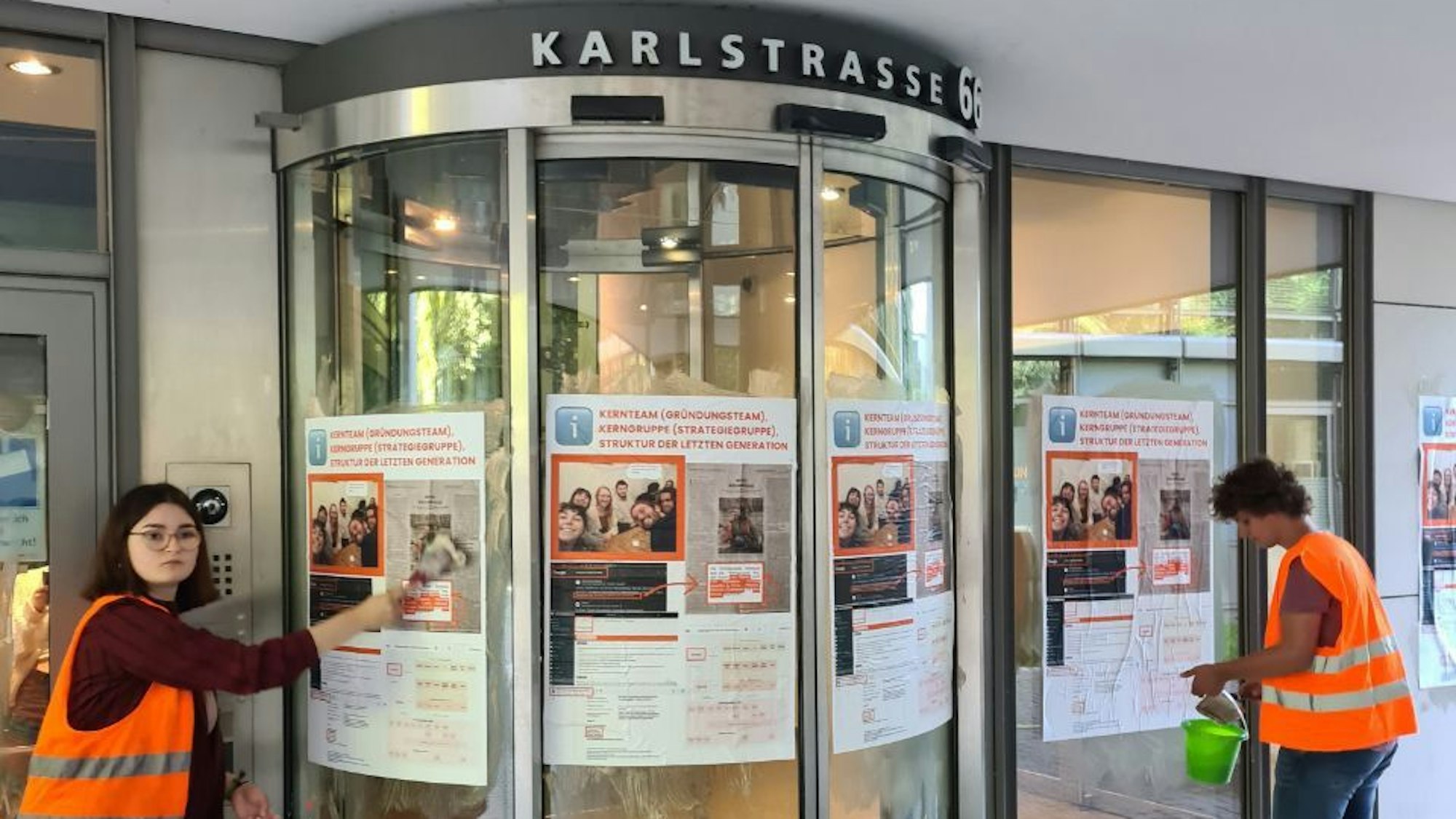 Mitglieder der „Letzten Generation“ haben am Donnerstagmorgen am Eingang der Generalstaatsanwaltschaft München in der Karlstraße 66 Plakate angebracht.