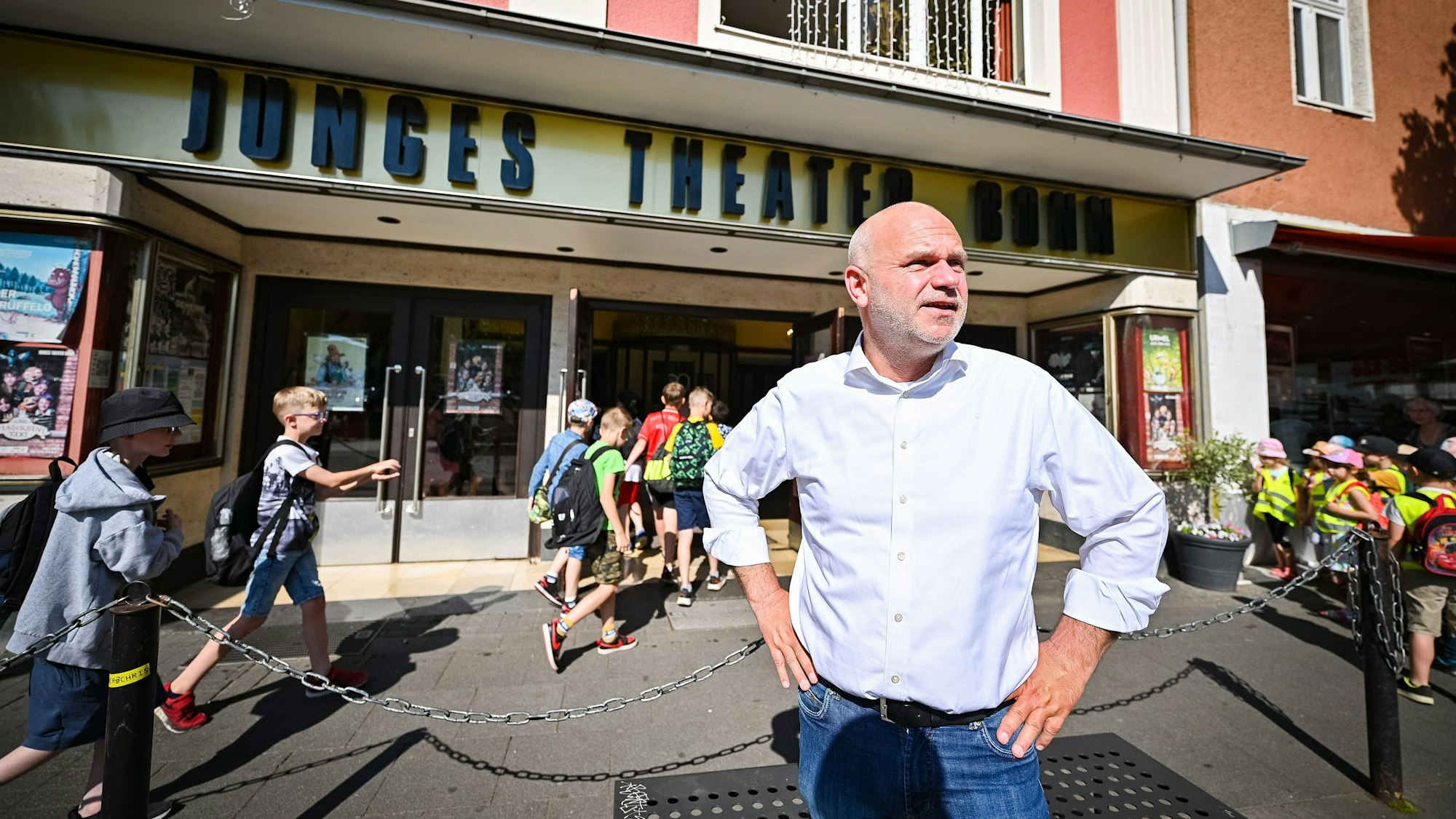 Moritz Seibert steht vor dem Jungen Theater.