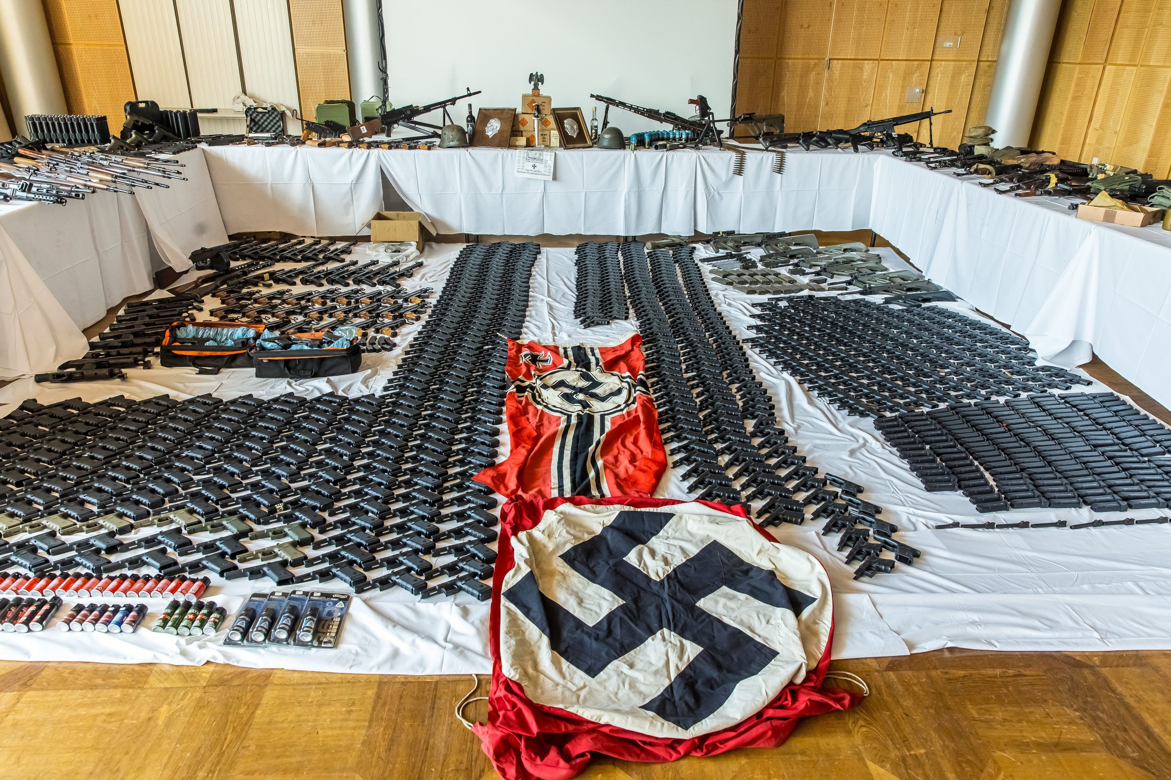 Wien: Bei einer Razzia in der Rocker-Szene wurden hunderte Waffen, zehntausend Schuss Munition und NS-Devotionalien sichergestellt. Zehn Verdächtige wurden festgenommen.