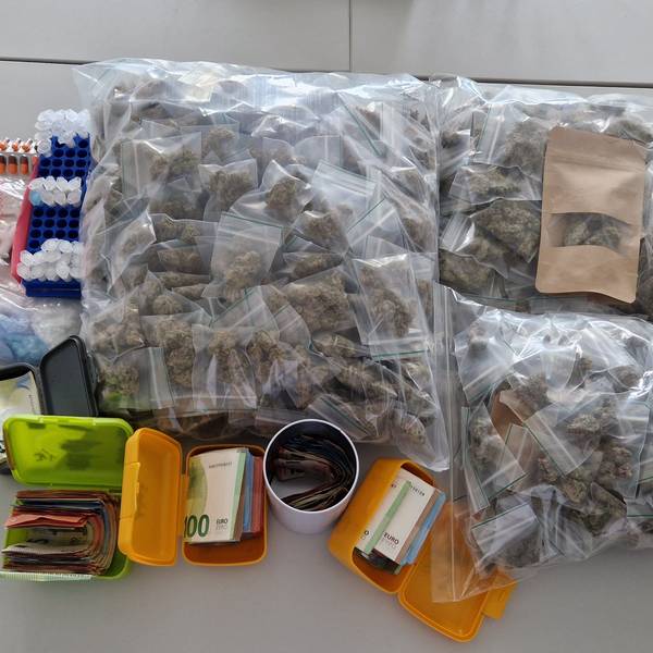 Drogen, Geld und Verpackungsmaterial liegen auf einem Tisch.