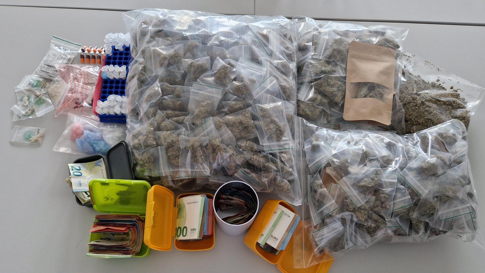 Drogen, Geld und Verpackungsmaterial liegen auf einem Tisch.