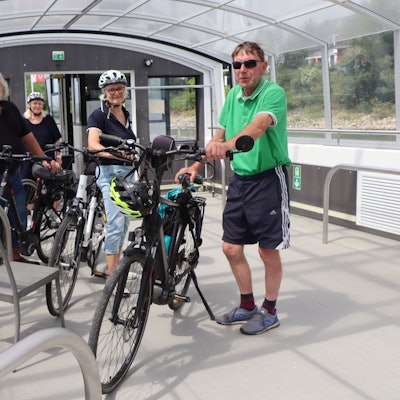 Vier Passagiere mit Fahrrädern auf dem Rheinschwan.
