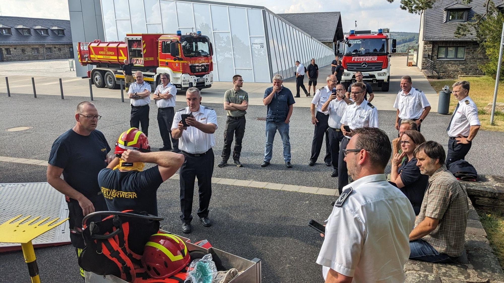 Feuerwehrleute führen am Nationalparkzentrum in Vogelsang ihre Ausrüstung vor.