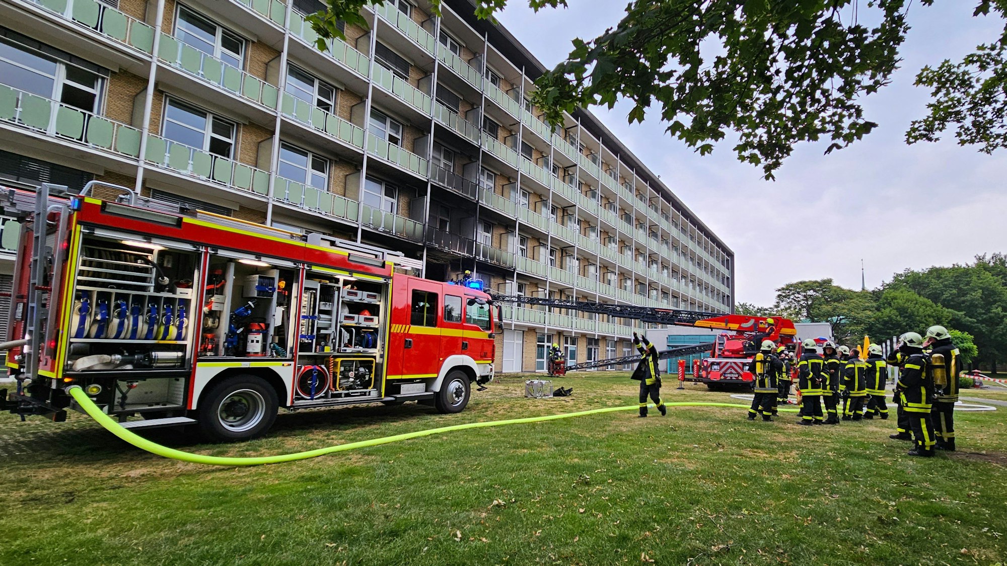 Die Feuerwehr ist am Krankenhaus im Einsatz.