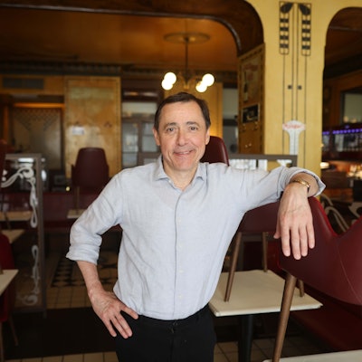 Stühle hoch: Vincent Moissonnier im „Le Moissonnier“ auf der Krefelder Straße in Köln.