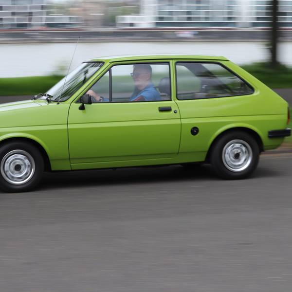 Ein grüner Ford Fiesta fährt auf der Straße.