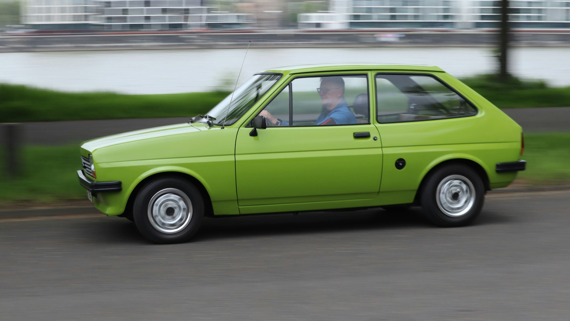 Entwickelt in Köln, läuft am 11. Mai der erste Fiesta in Saarlouis vom Band. Die Basisversion kostete 8440 Mark.