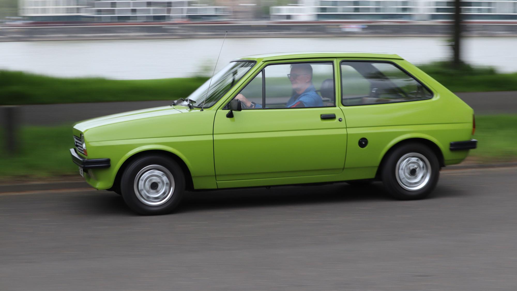 Ein grüner Ford Fiesta fährt auf der Straße.