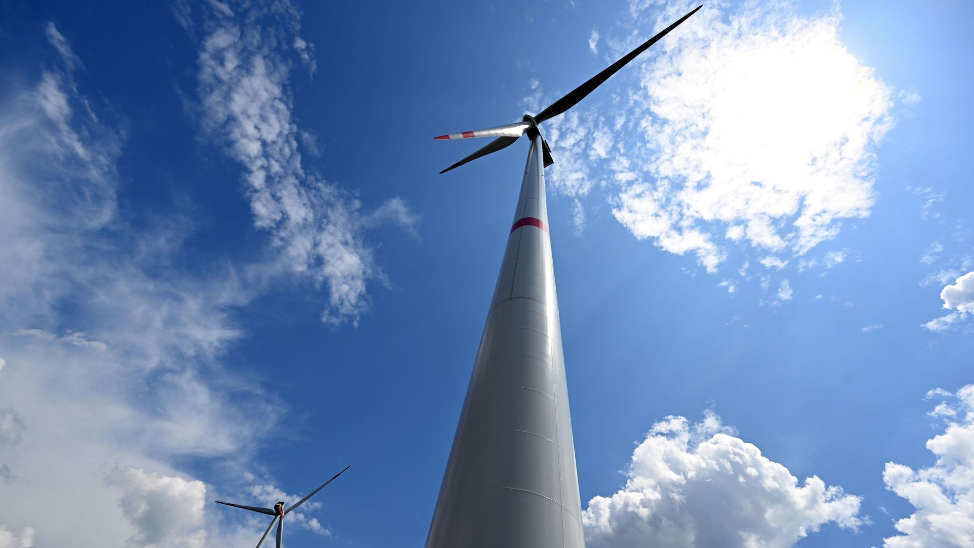Wolken ziehen über Windräder zur Stromerzeugung. (Symbolbild)