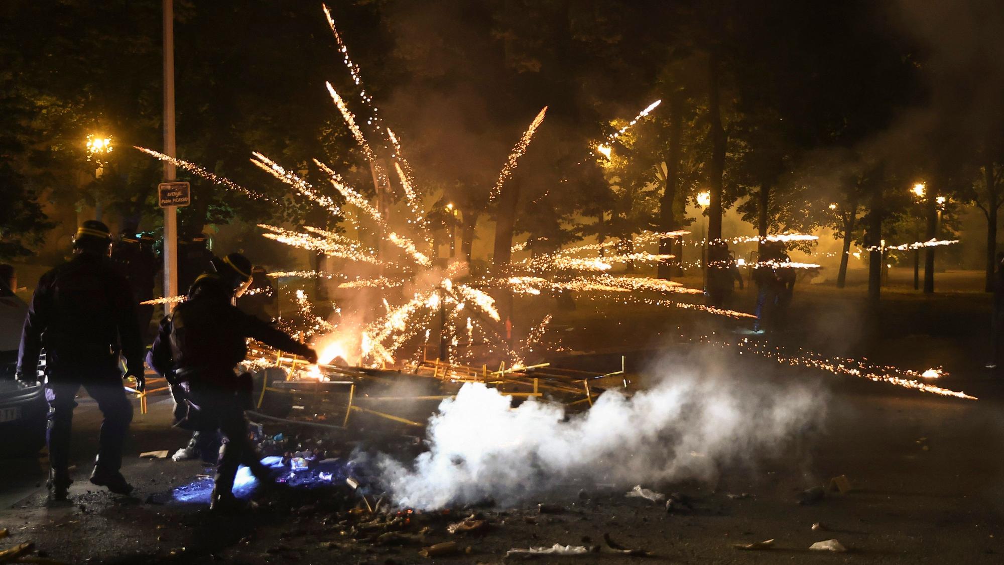 30.06.2023, Frankreich, Nanterre: Die Polizei räumt eine Straße bei Ausschreitungen im Pariser Vorort Nanterre. Zwei Tage nach dem tödlichen Schuss eines Polizisten auf einen Jugendlichen bei einer Verkehrskontrolle bei Paris ist es erneut zu Krawallen in Frankreich gekommen. Foto: Aurelien Morissard/AP +++ dpa-Bildfunk +++