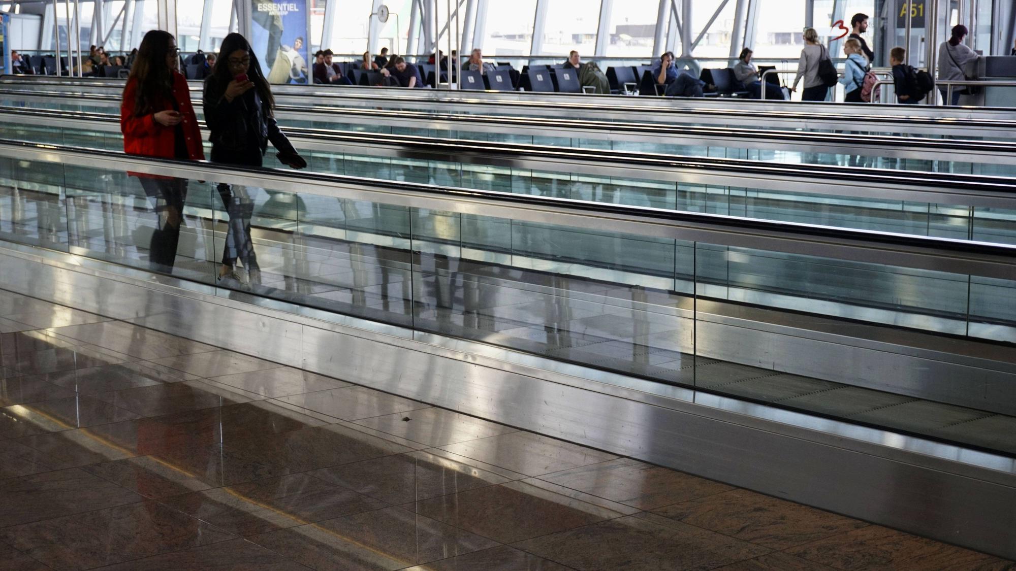Flughafen Brüssel Zaventem, Wartehalle an den Gates mit den Laufbänder für Passagiere.