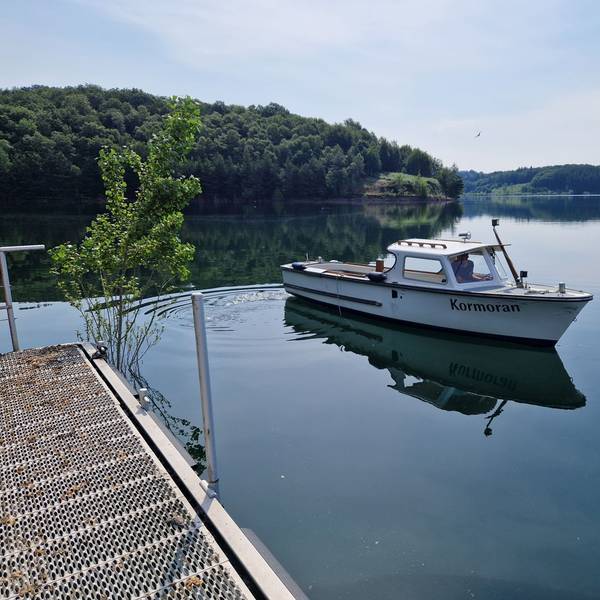 Auf der streng geschützten Talsperre schwimmt ein Elektroboot des Wupperverbands.