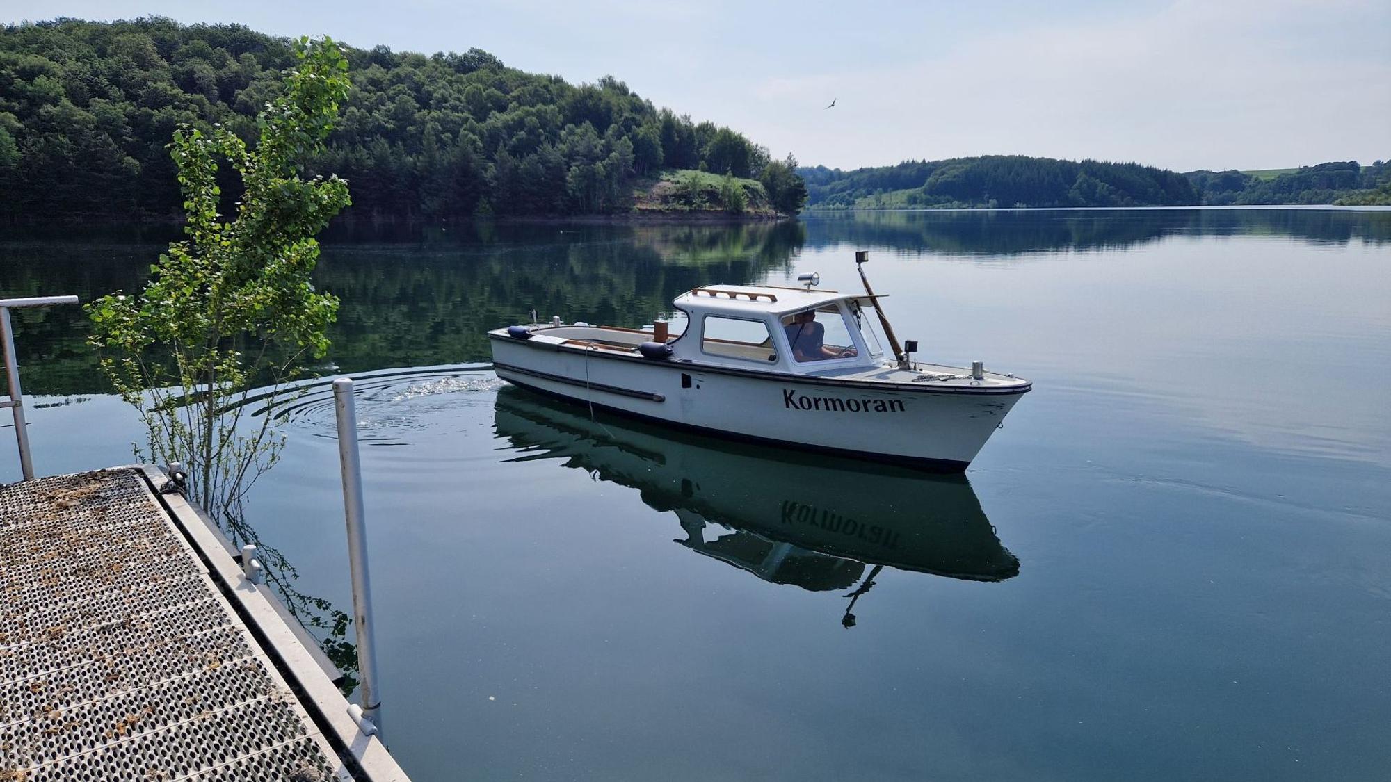 Auf der streng geschützten Talsperre schwimmt ein Elektroboot des Wupperverbands.