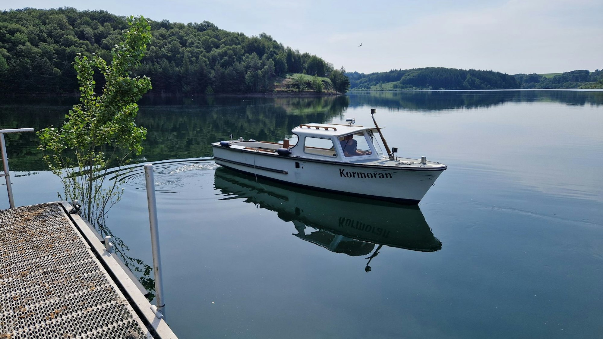 Auf der streng geschützten Talsperre schwimmt ein Elektroboot des Wupperverbands.