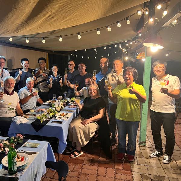 Mit viel „Kampai!“ feiert das Ehepaar Ulrike und Udo Adolphs aus Benroth in der Gemeinde Nümbrecht, den Silber-Titel im Bundeswettbewerb „Unser Dorf hat Zukunft“. Gerade bereisen die beiden Taiwan und befinden sich in Fangliao.