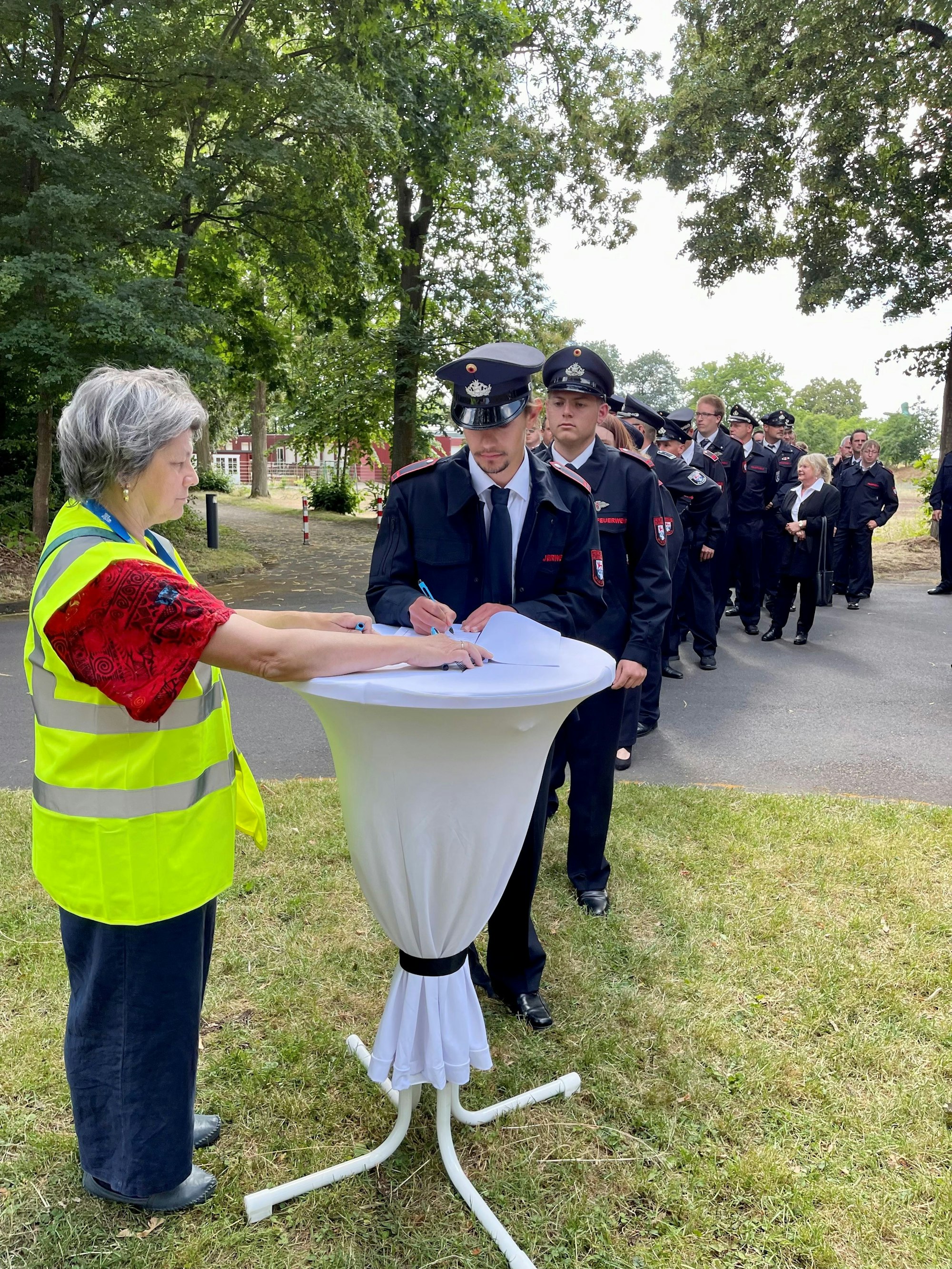 Gedenkfeier für getötete Feuerwehrleute in Sankt Augustin
hier: Feuerwehr Windeck trägt sich ins kondollenzbuch ein.