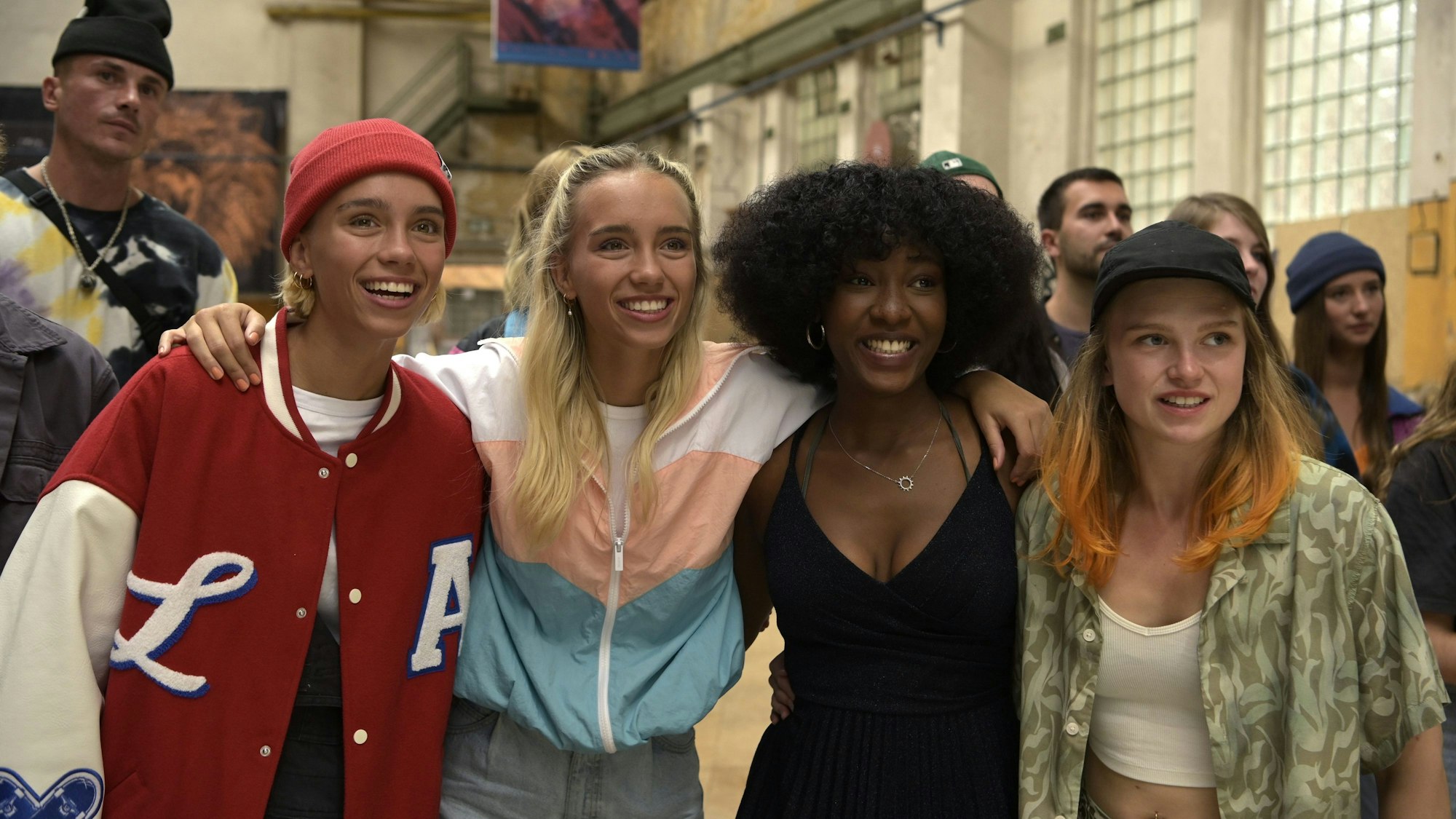 Lena Mantler (v.l.n.r.) als Juli, Lisa Mantler als Alex, Jobel Mokonzi als Nia und Sinje Irslinger als Ewa in einer Szene des Films „Get up“.