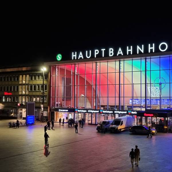 Der Kölner Hauptbahnhof erstrahlt in Regenbogenfarben.