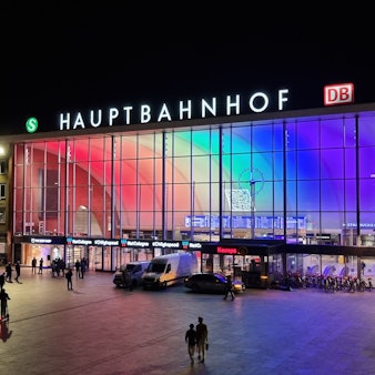 Der Kölner Hauptbahnhof erstrahlt in Regenbogenfarben.