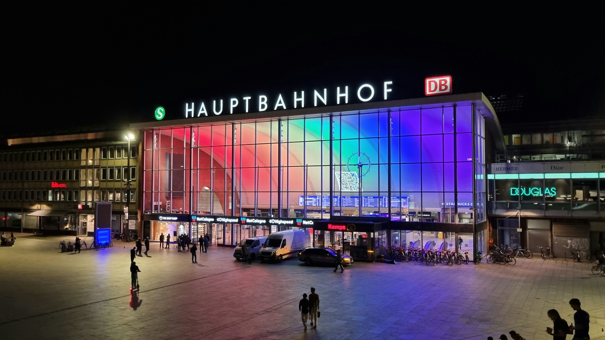 Der Kölner Hauptbahnhof erstrahlt in Regenbogenfarben.