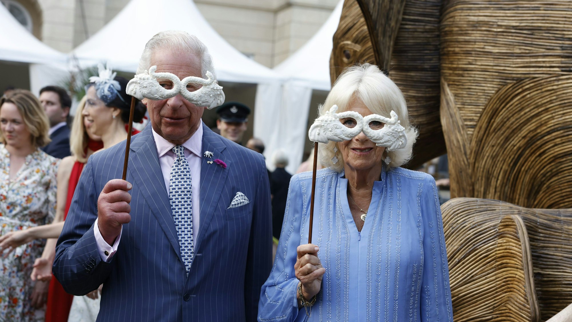28.06.2023, Großbritannien, London: König Charles III. (l) und Königin Camilla besuchen den Animal Ball im Lancaster House, anlässlich des 20-jährigen Jubiläums der Tierschutzorganisation Elephant Family.