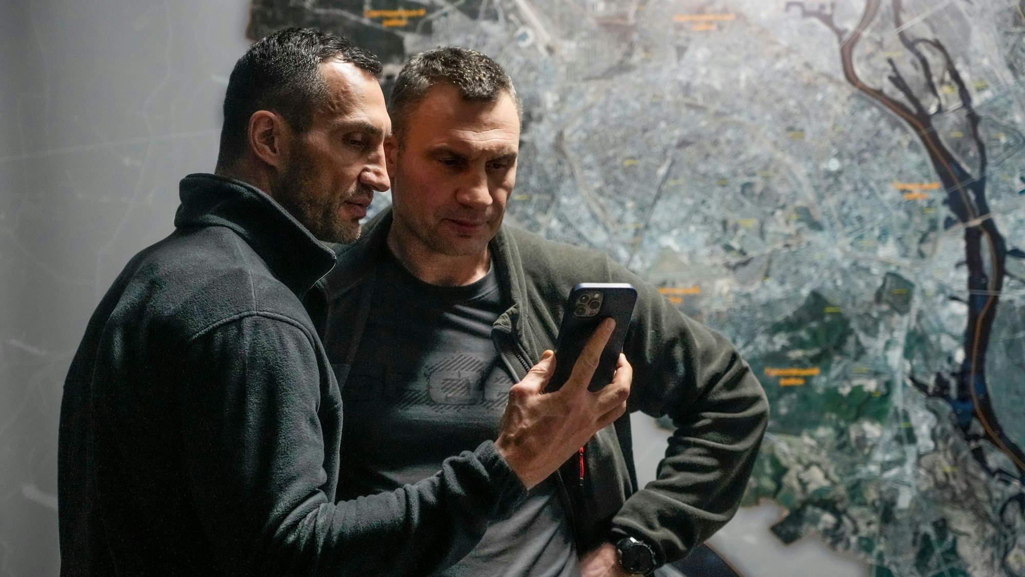 Vitali Klitschko (r), Bürgermeister von Kiew und ehemaliger Box-Profi, und sein Bruder Wladimir Klitschko
