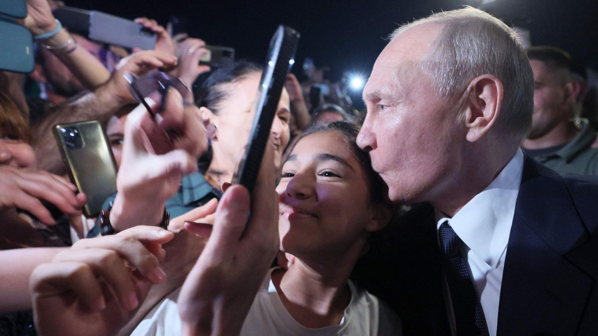 Der russische Präsident Wladimir Putin geht während seiner Arbeitsreise in die russische Republik Dagestan am 28. Juni 2023 mit Einwohnern von Derbent auf Tuchfühlung.
