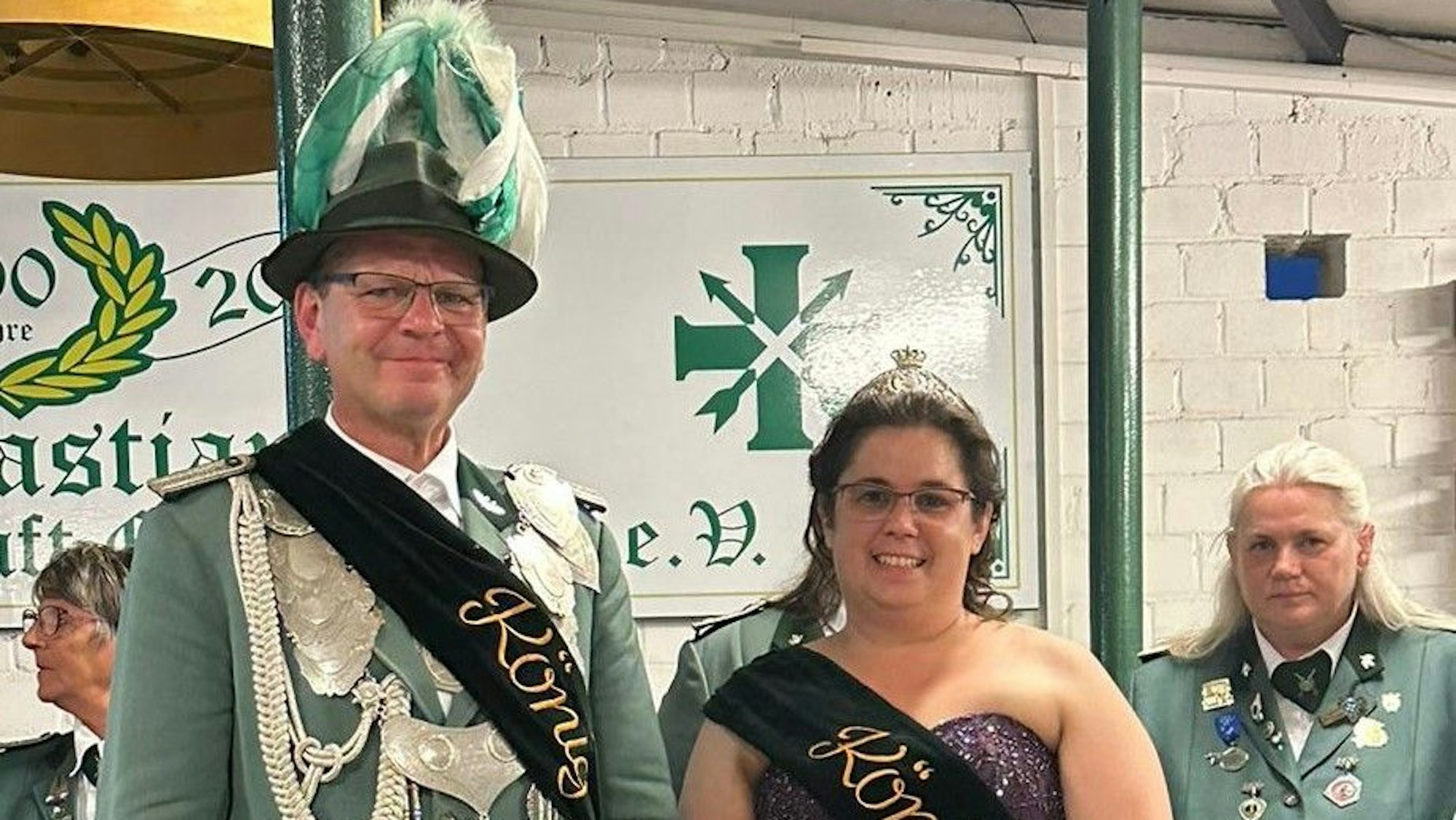 Das Foto zeigt einen Mann in Schützenuniform und eine Frau im Ballkleid, beide mit Schärpe.