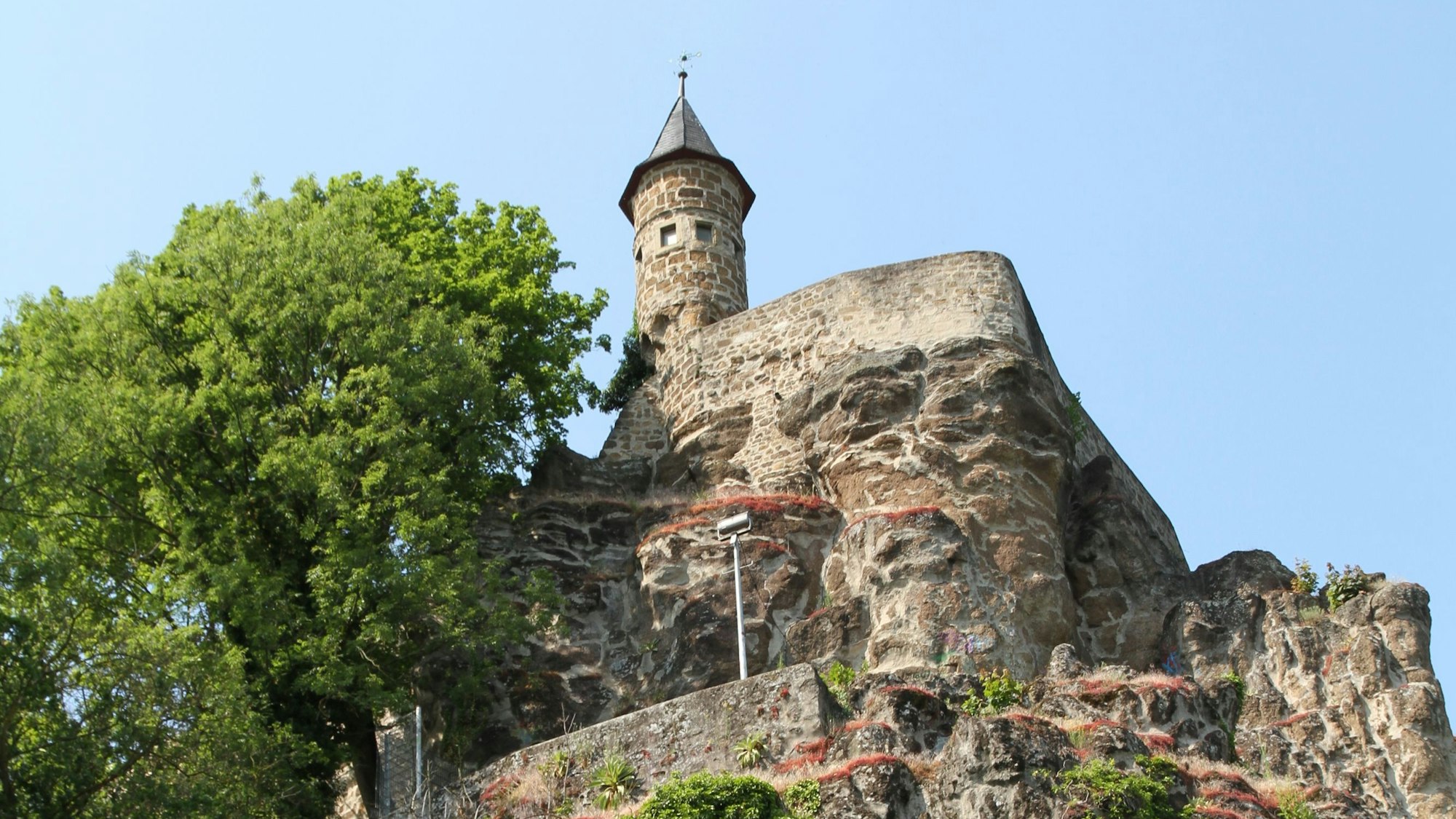 Die Südseite des Michaelsbergs in Siegburg mit Johannistürmchen.