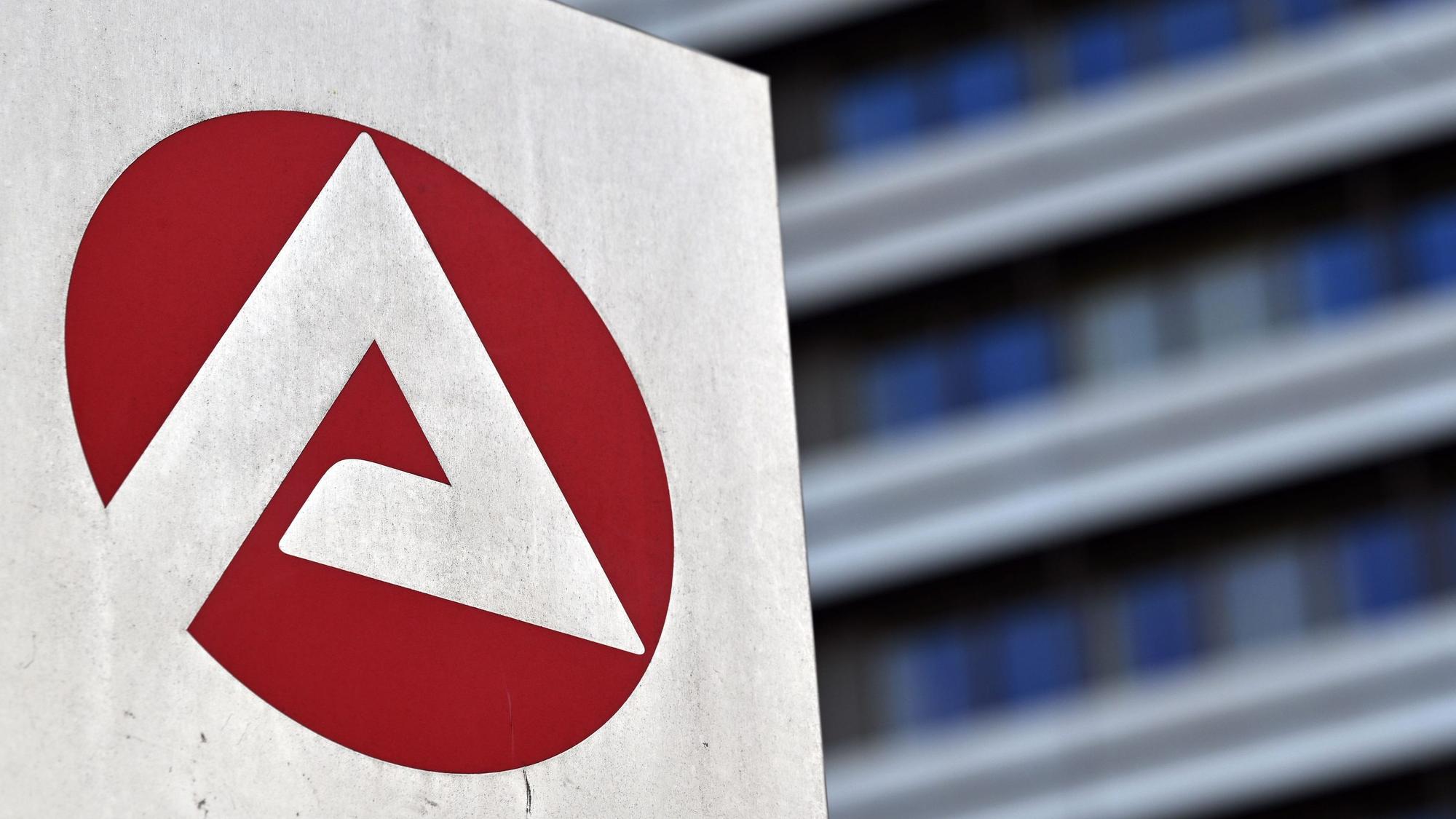 Das Logo der Bundesagentur für Arbeit ist auf einer Stele vor dem Gebäude angebracht.