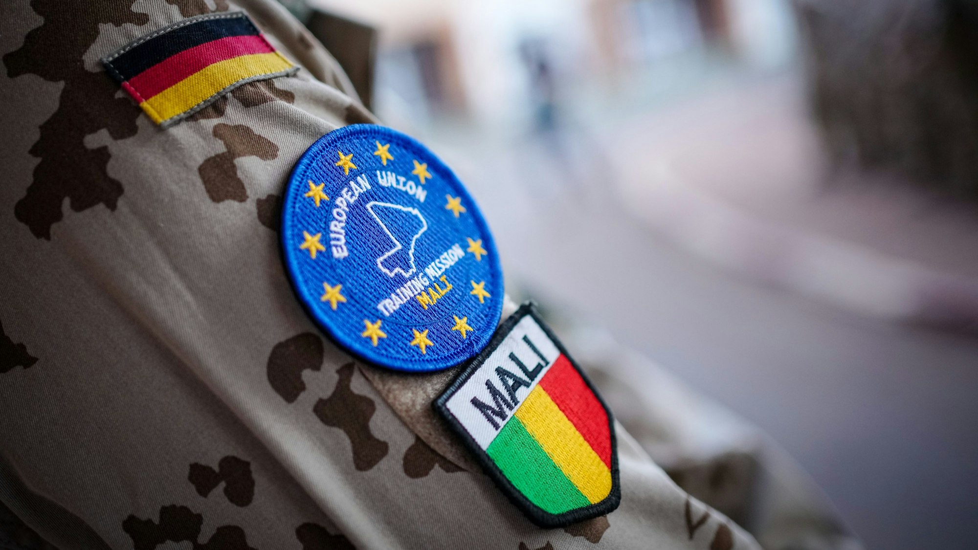Bundeswehrsoldaten mit dem Emblem der European Union Training Mission Mali (EUTM). (Symbolbild)