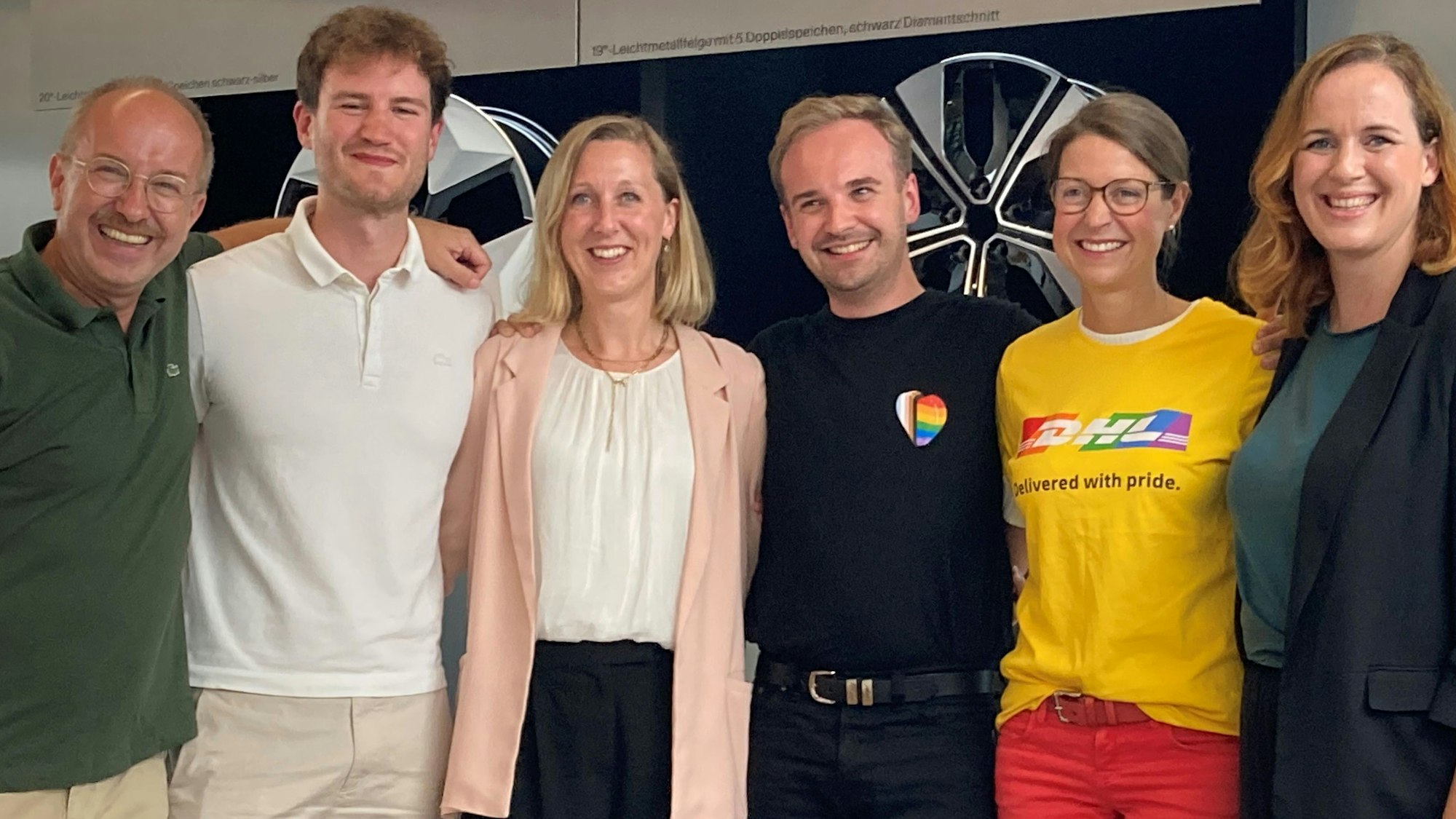 Hugo Winkels, Malte Volkoi, Franziska Halstrick, Hjalmar Lundin, Mirjam Ferrari und Katrin Terwiel stehen zusammen auf einer Bühne.