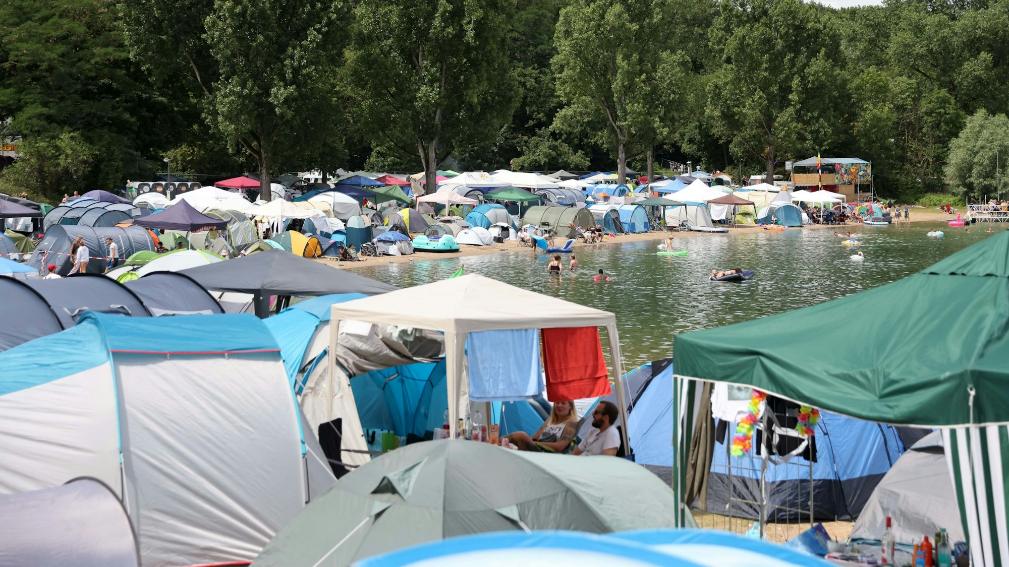 Zeltlager: Am fühlinger See hat die 36. Auflage des Summerjam begonnen, etwa 25.000 Fans werden erwartet.